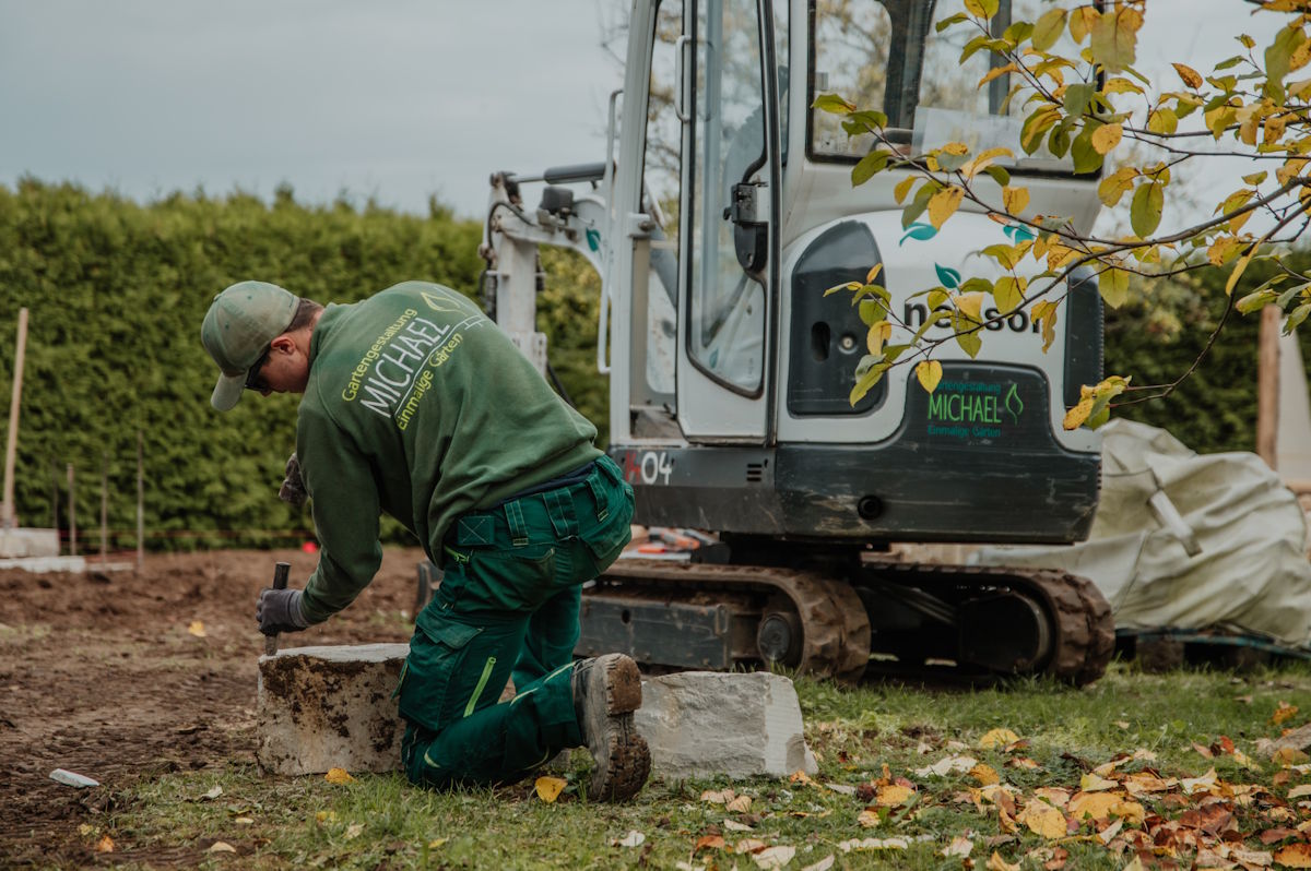 Bilderwelt Gartengestaltung - Gartenbauer beim Arbeiten am Naturstein