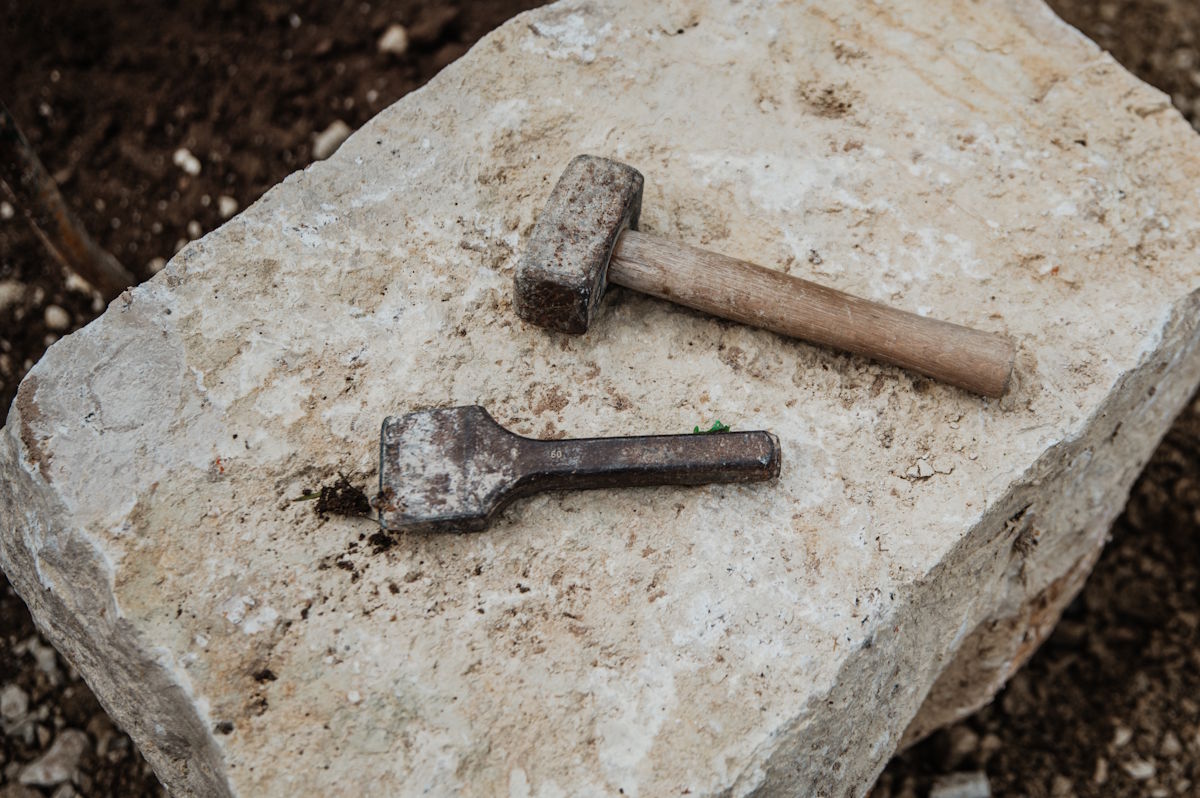 Bilderwelt Gartengestaltung - 2 Werkzeuge liegen auf einem Naturstein