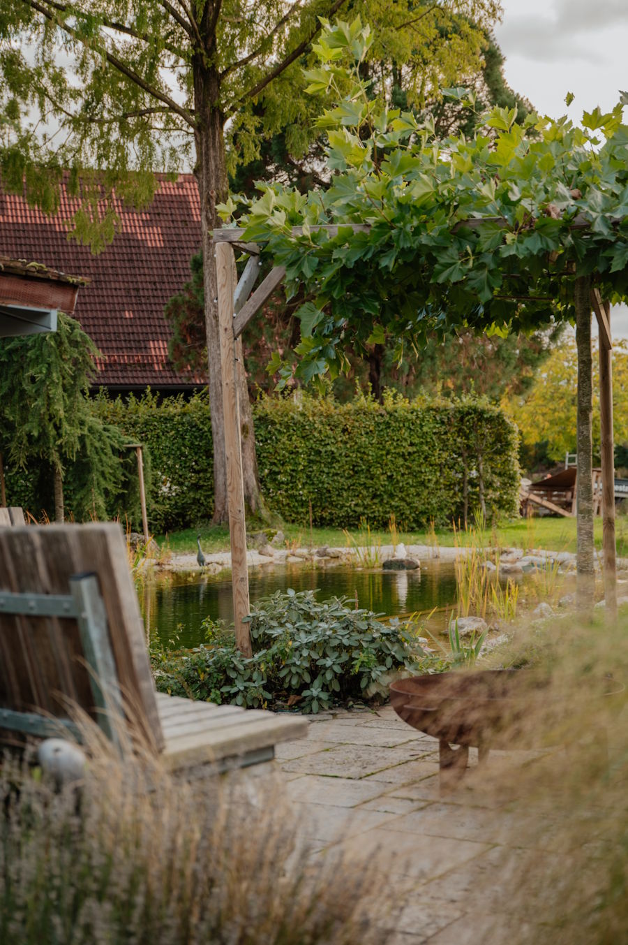 Bilderwelt Gartengestaltung - ein Blick in den harmonisch angelegten Garten mit Naturteich und Sitzecke
