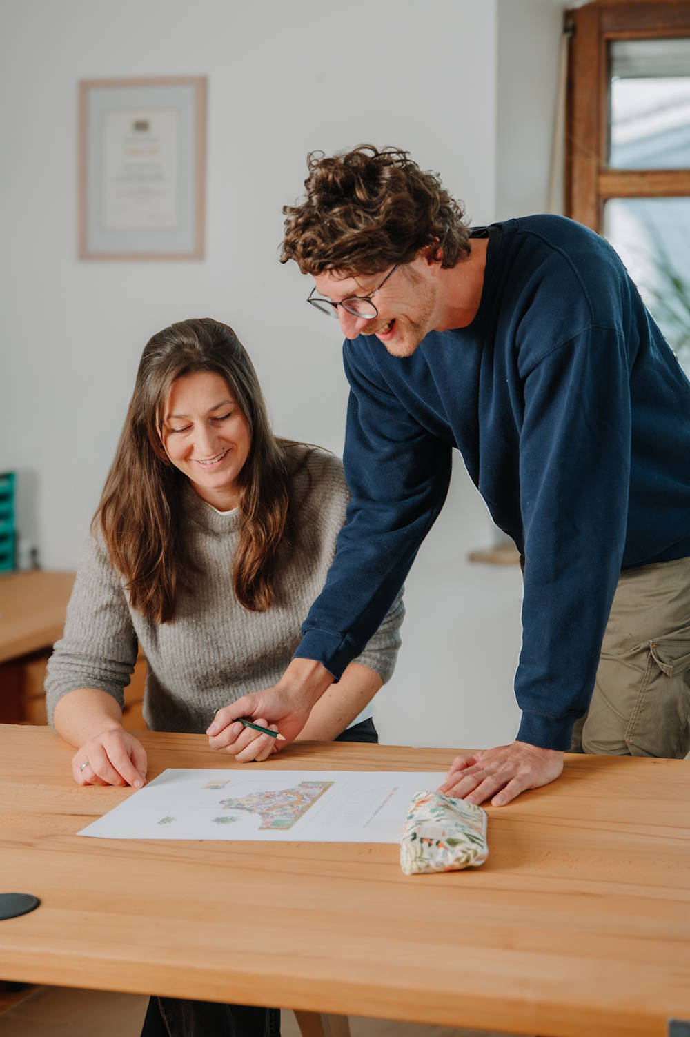 Bilderwelt Gartengestaltung - Besprechung das neuen Gartenplans im Büro