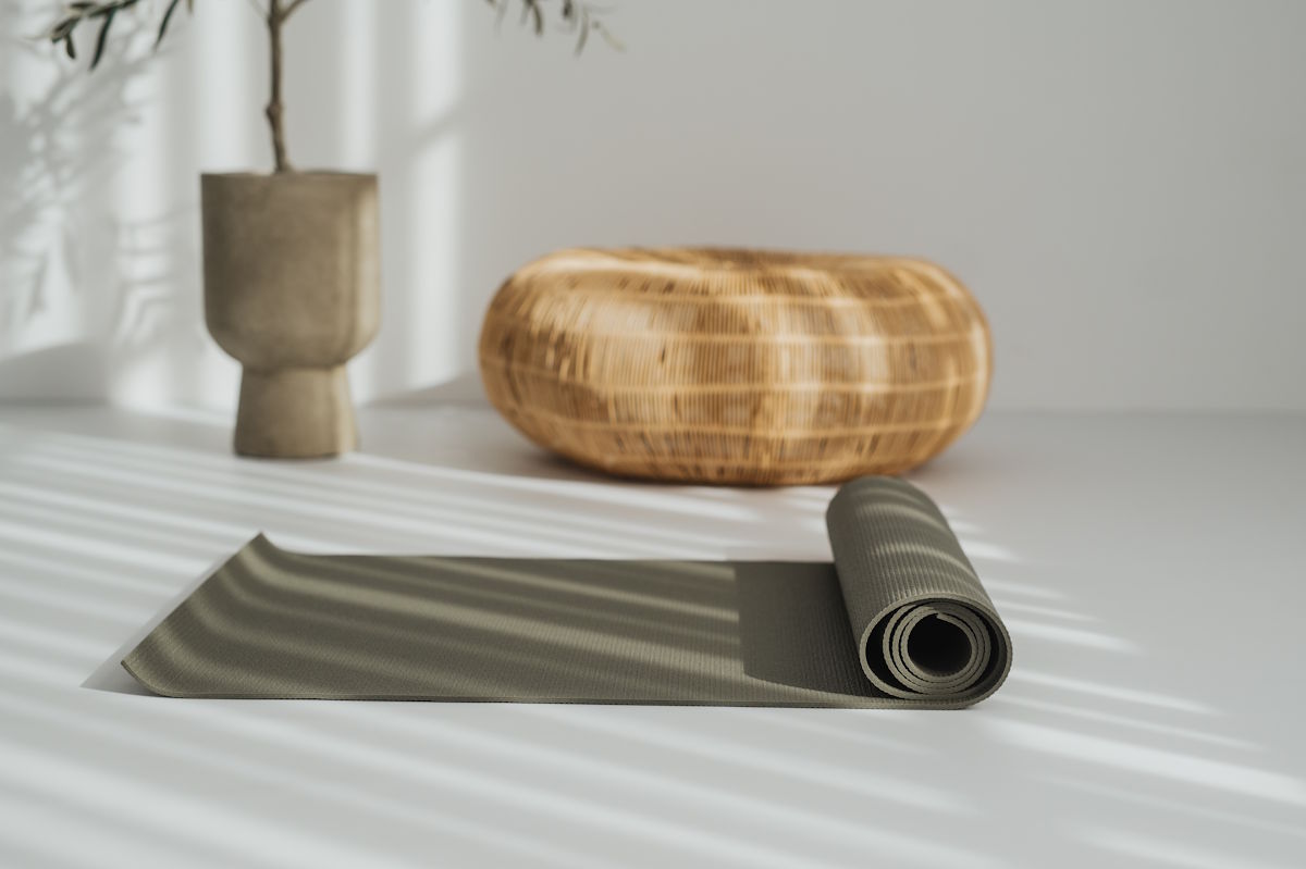 Bilderwelt Yoga Trainerin - Stillleben mit Yoga-Matte und Pflanze
