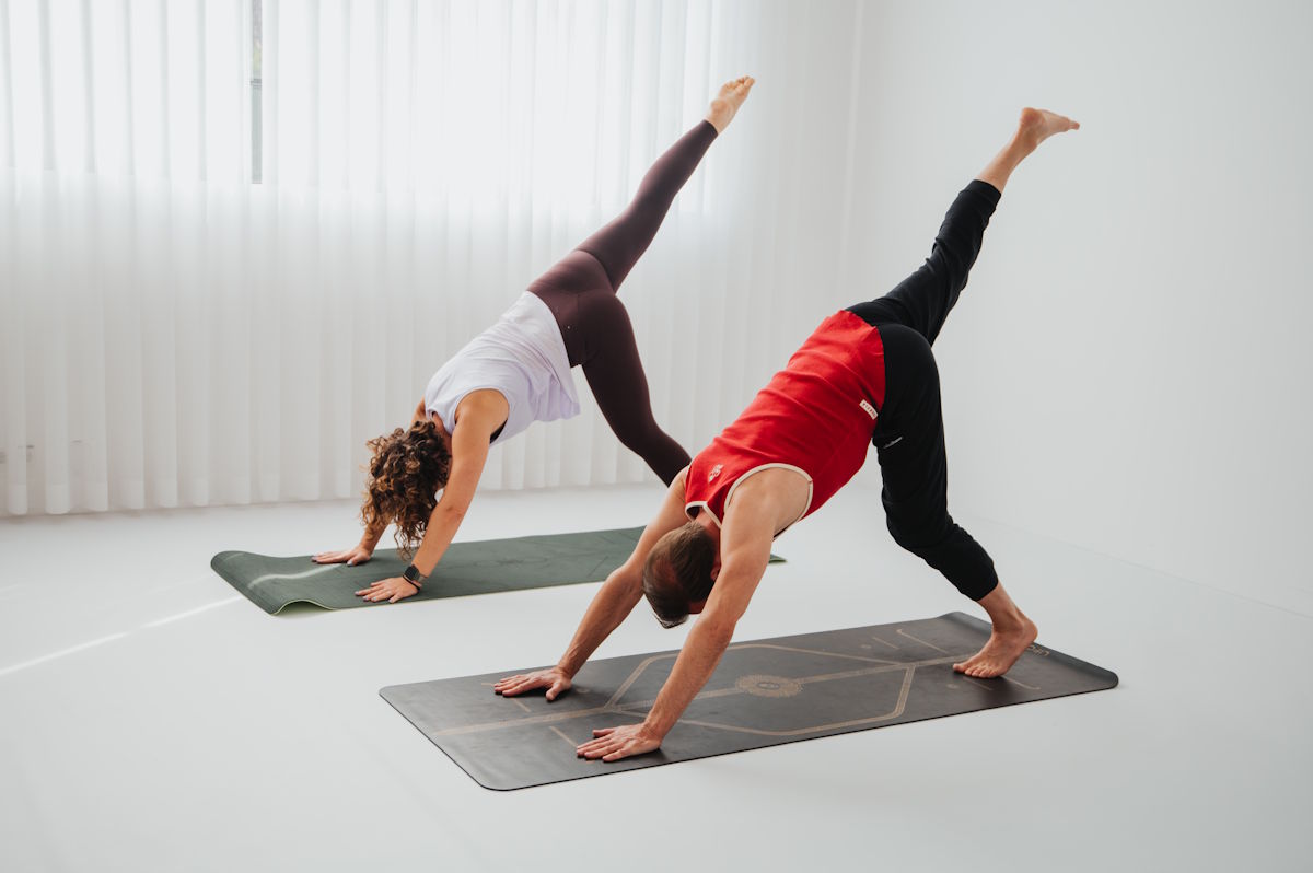 Bilderwelt Yoga Trainerin - 2 Teilnehmer bei Stretching