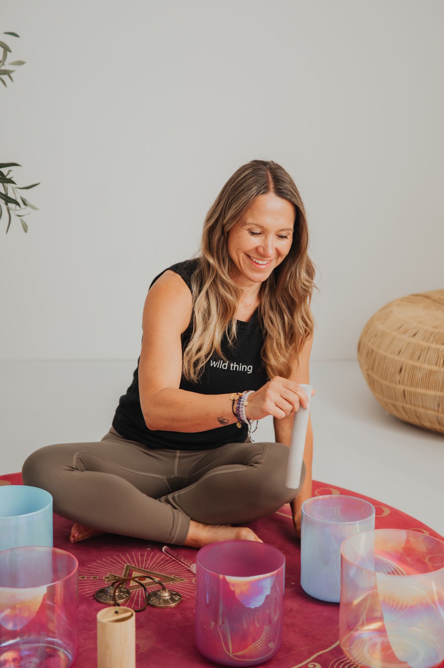 Bilderwelt Yoga Trainerin - während einer Klang-Yoga-Stunde