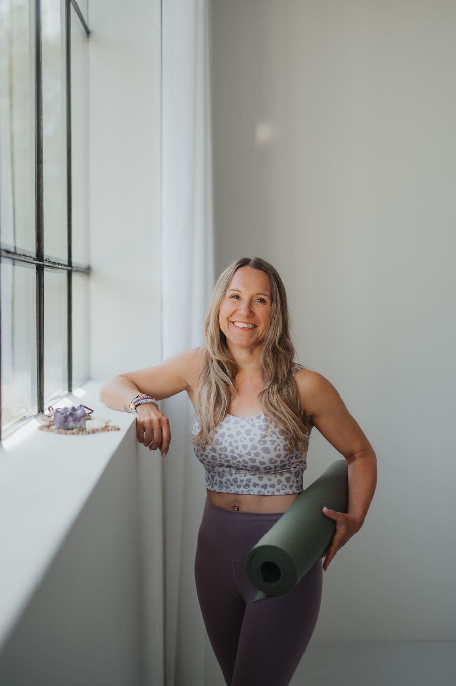 Bilderwelt Yoga Trainerin - am Fenster stehend